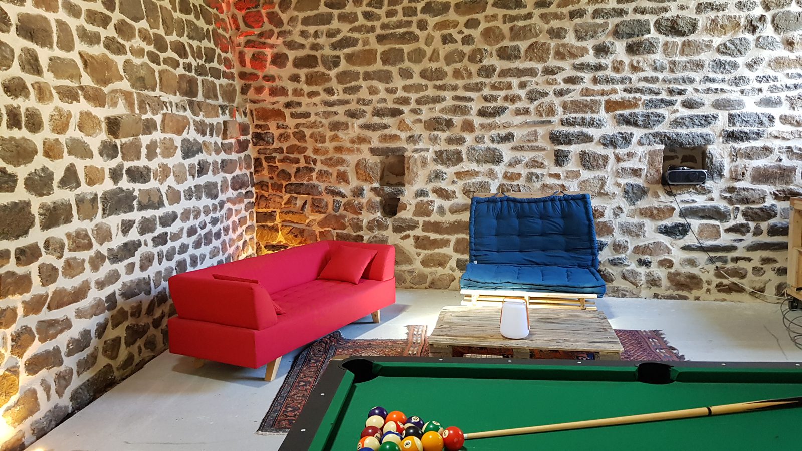 Salle de jeux de 40 m² avec billard et murs en pierre