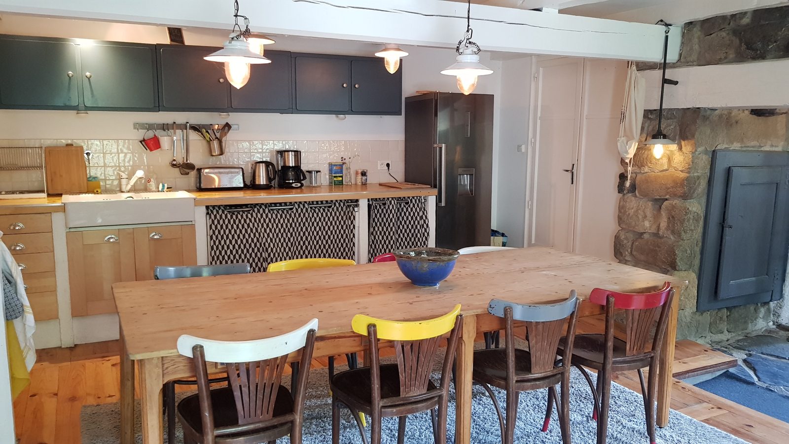 La cuisine ouverte sur la salle à manger