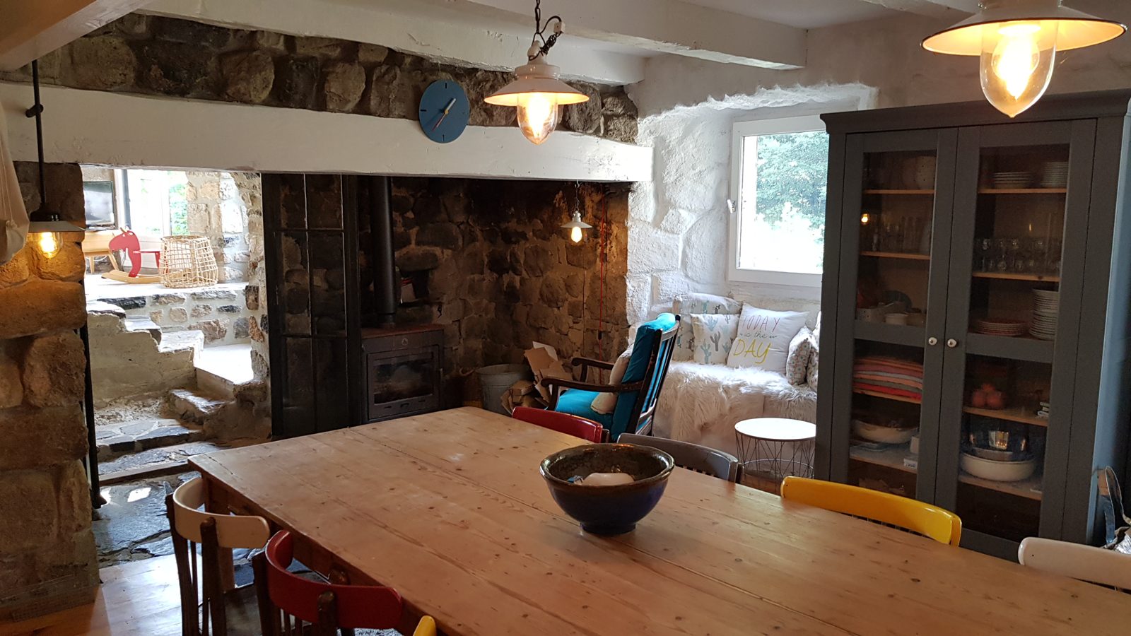 Grande tablée dans la salle à manger en pierre