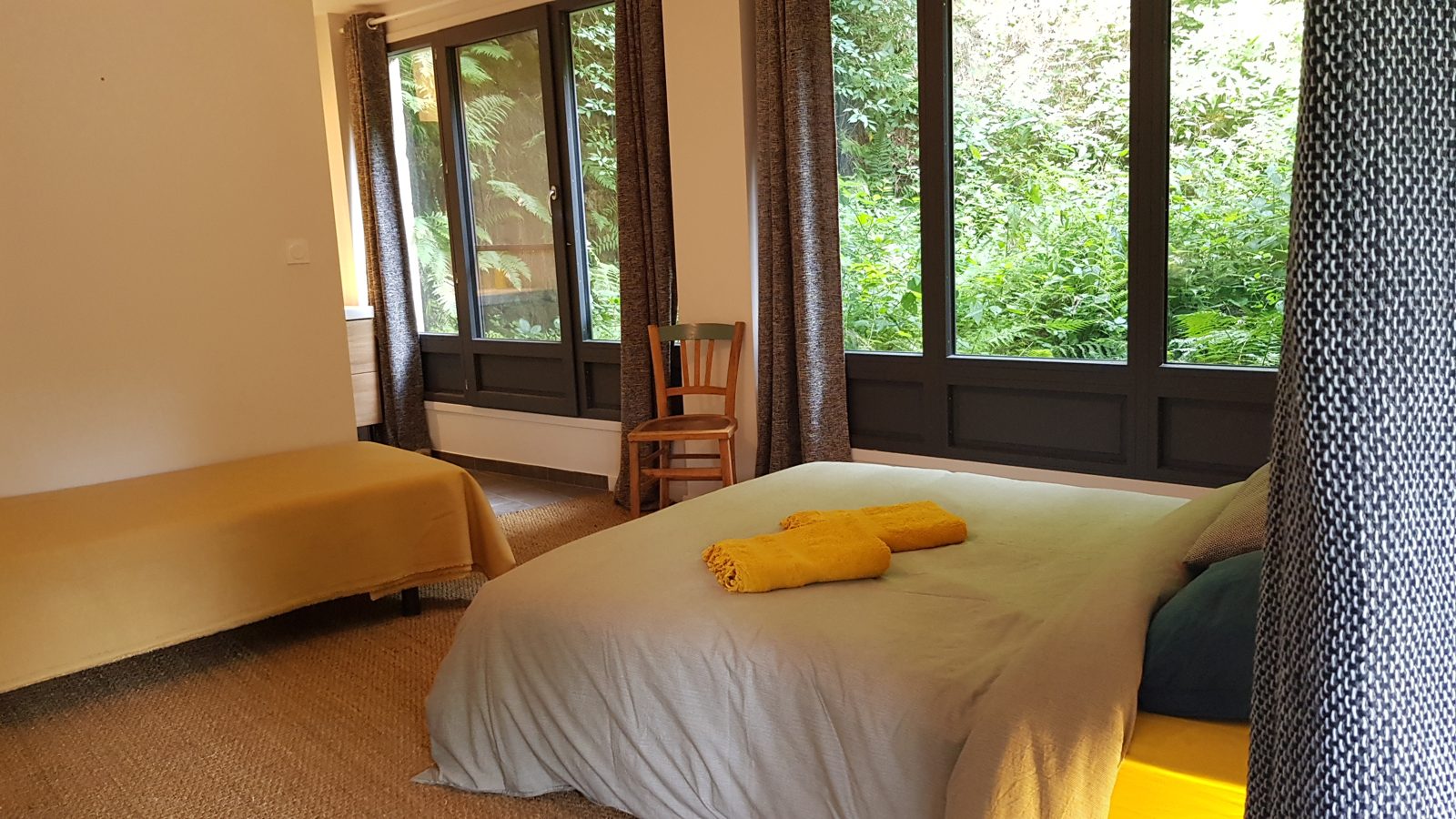 Chambre lumineuse ouverte sur la verdure
