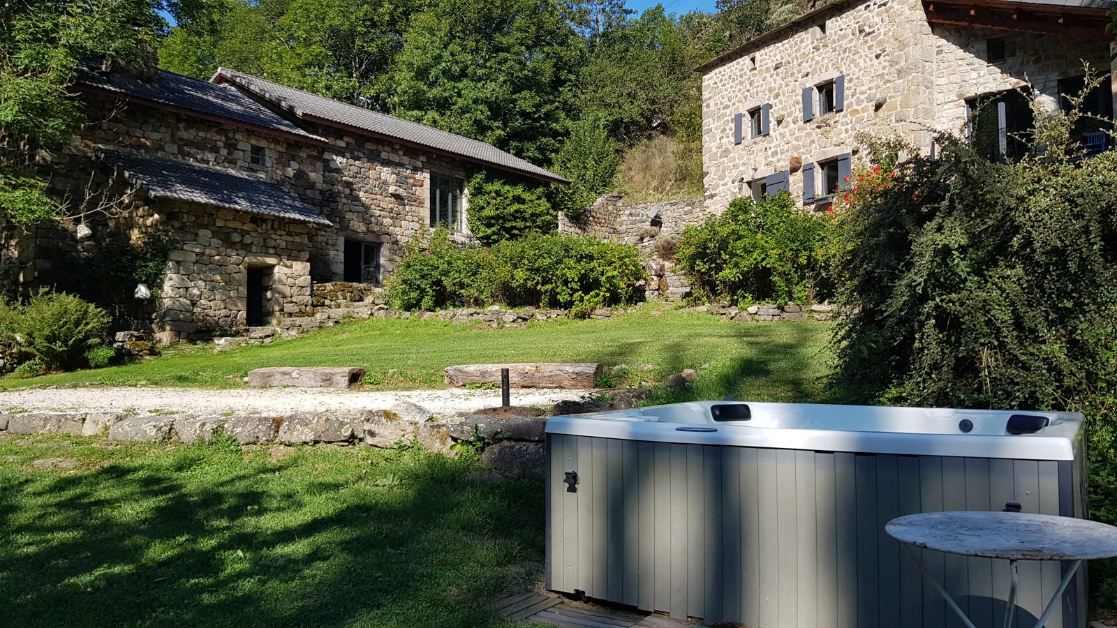 Le spa extérieur sur la terrasse, face aux maisons de pierre